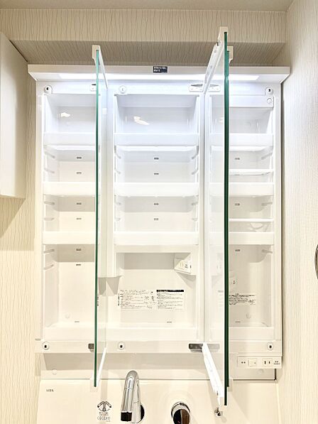 三面鏡の裏に、化粧品や衛生用品などを収納可能。洗面台をすっきりと保ちます!
