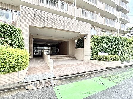 外観 綺麗なエントランスは、居住者を優しく迎えいれてくれます