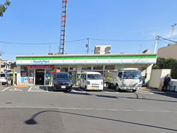 コンビニ 600m ファミリーマート 六町駅前店