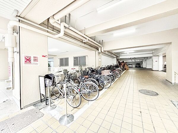 駐輪場は屋根付き