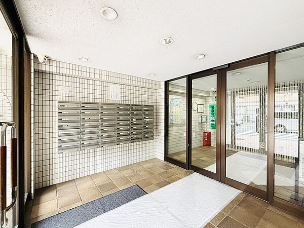 ポストはエントランス内にあるので雨に濡れず郵便が受け取れますね！