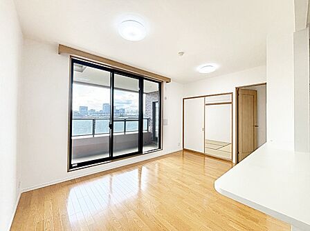 自然光が取り込まれ、家族団らんの場所を明るく演出