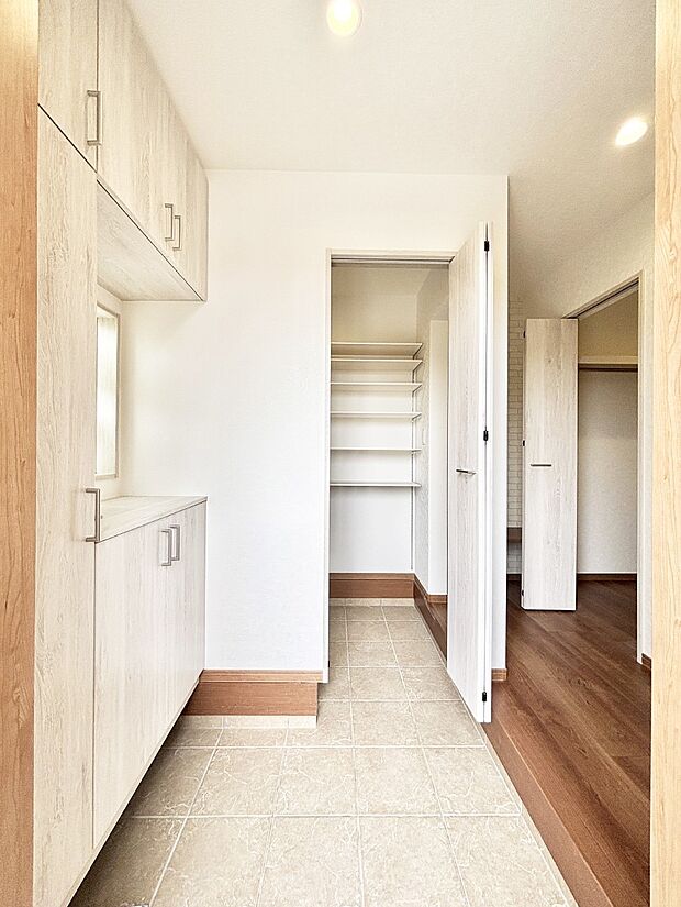 たっぷりの収納力を備えた土間収納付きの玄関