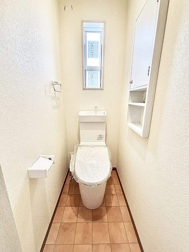 換気用小窓があり、明るく清潔な空間です。 