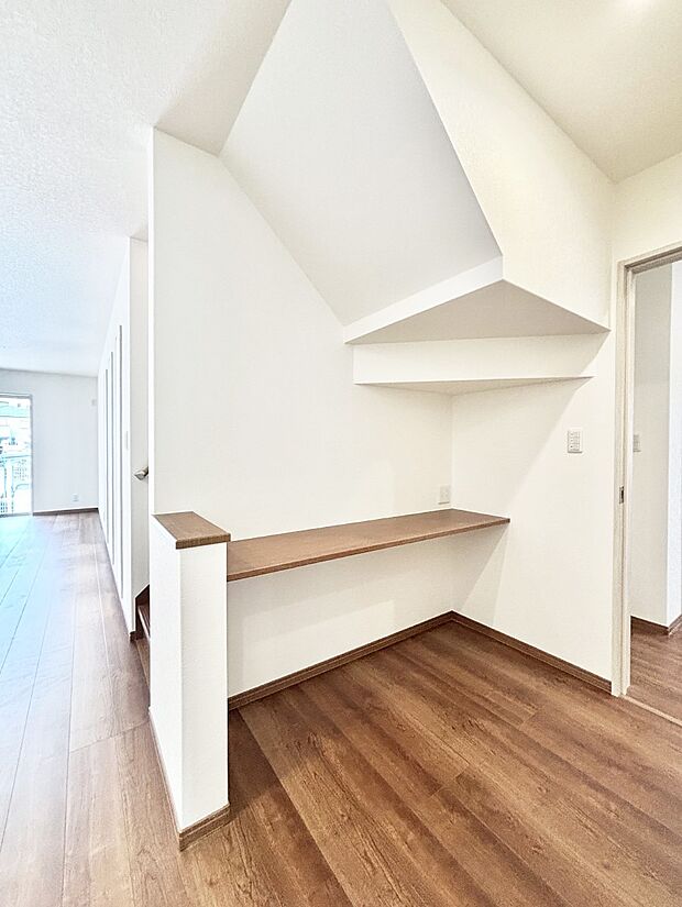 キッチン横カウンタースペース。収納・家事スペースなど多用途にご利用いただけます。