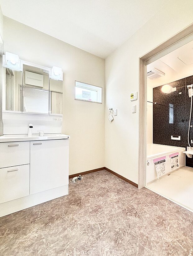 小窓がついているので湿気の多い場所でも換気が十分行えます。毎日の身支度を気持ち良く!