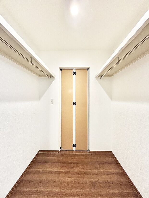 玄関ホールと洗面所の2ヶ所からから出入りできる便利なファミリークローク。