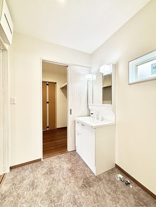 ゆとりの洗面スペースで朝の身支度もラクラク。奥にはファミリークローク。