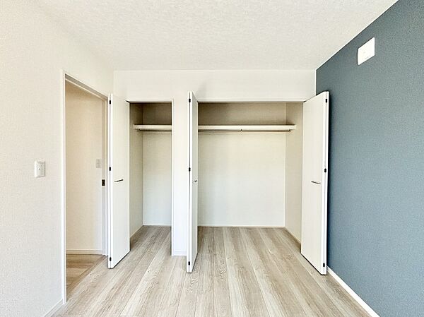洋室のクローゼット。奥行きがあるので厚手の衣類もすっきり収まります。