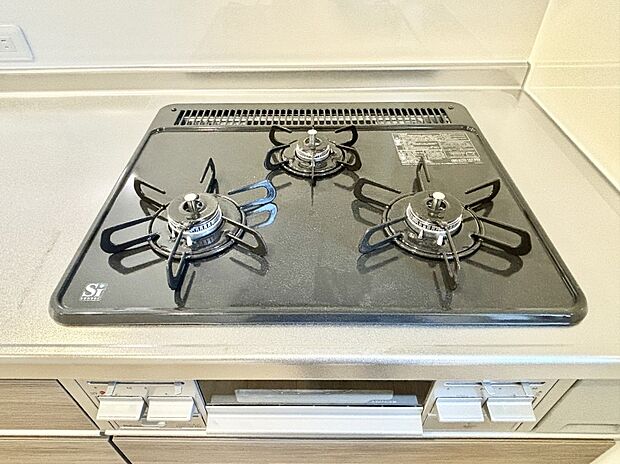 ガスコンロはＳｉセンサー搭載。火力調節や焦げ付き・消し忘れも防いでくれます。