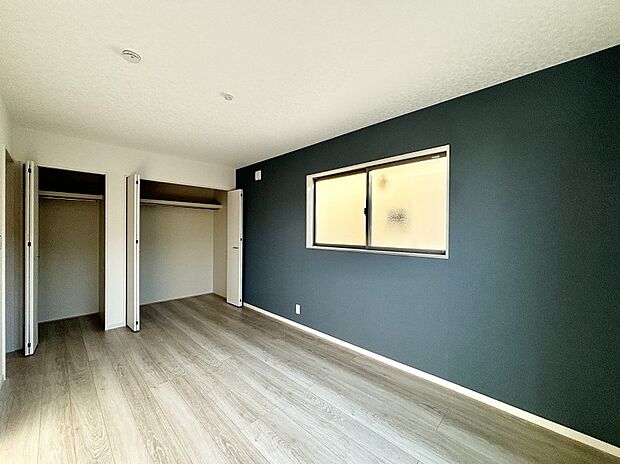 明るいバルコニーサイドに洋室を設置。アクセントクロスが上質な空間を演出！