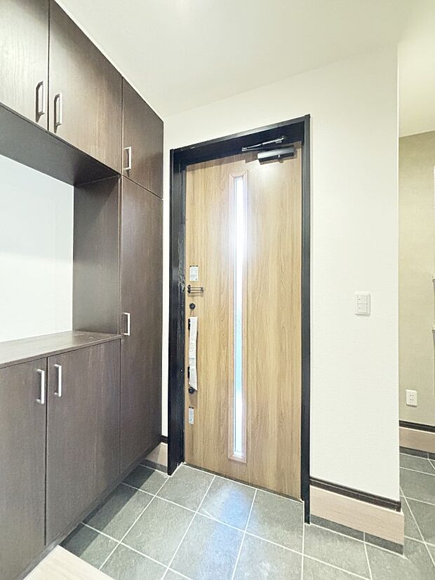 ガラススリットの入った玄関ドアが室内に光を届けてくれます