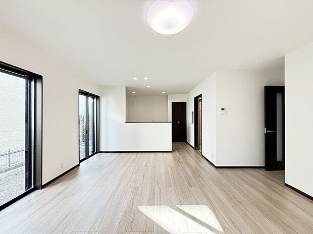 ご家族の賑やかな話し声で包まれる明るいリビング