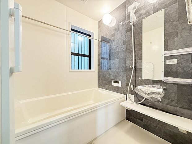 一日の疲れを癒してくれる明るい清潔感のあるバスルーム