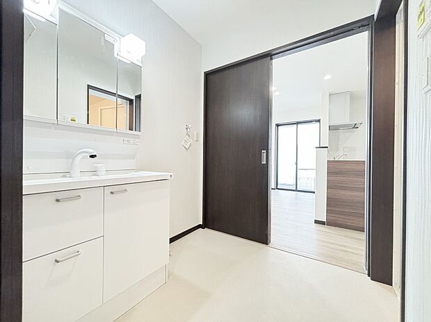 廊下側からとキッチン側から出入りできます