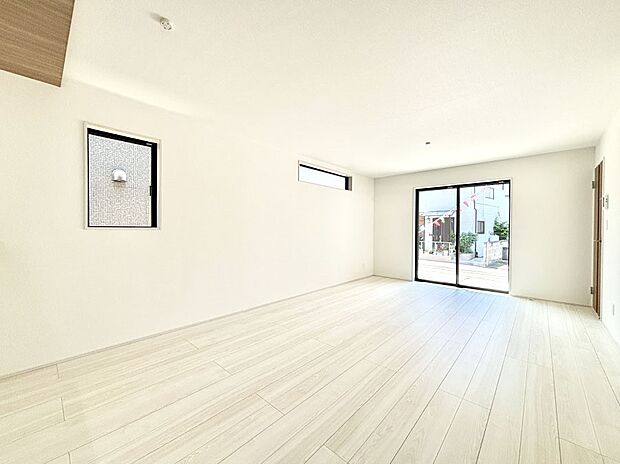 大きな窓からたっぷりの陽光と風を感じられるリビング