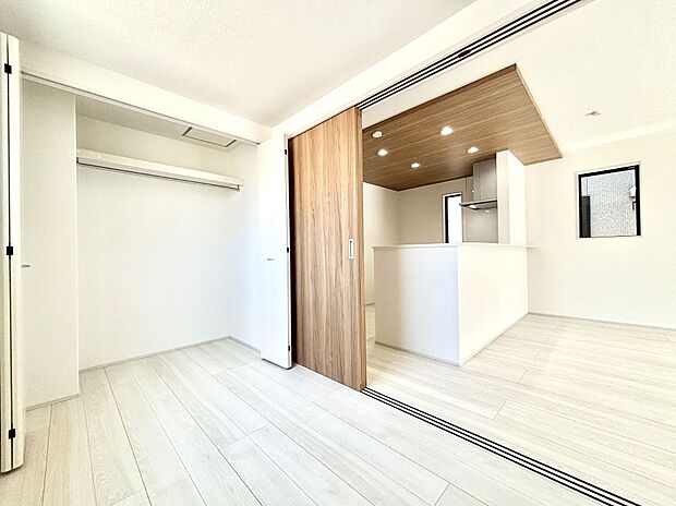 リビング横の洋室は引き戸を開ければリビングと一体に。閉じれば独立した洋室に。