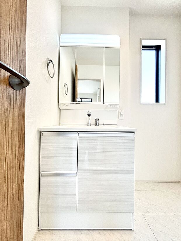 大きく見やすい三面鏡で清潔感ある洗面台は、身だしなみチェックや肌のお手入れにおすすめです。