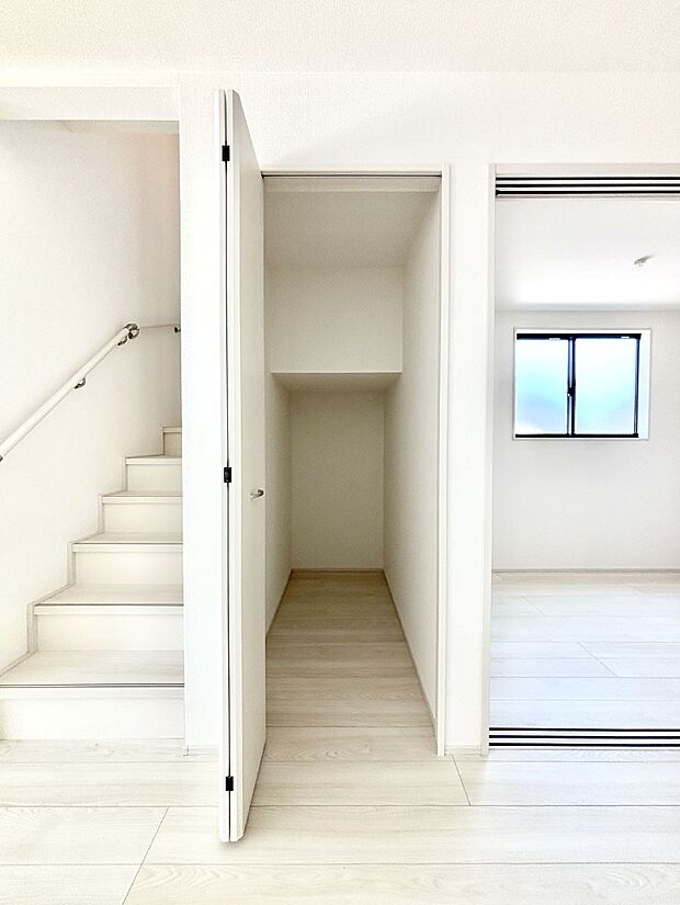 リビング収納。ここに収納があると物が集まるLDKがスッキリ片付きそうですね。  