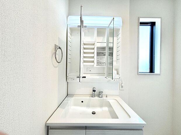 三面鏡の裏に、化粧品や衛生用品などを収納可能。洗面台をすっきりと保ちます!