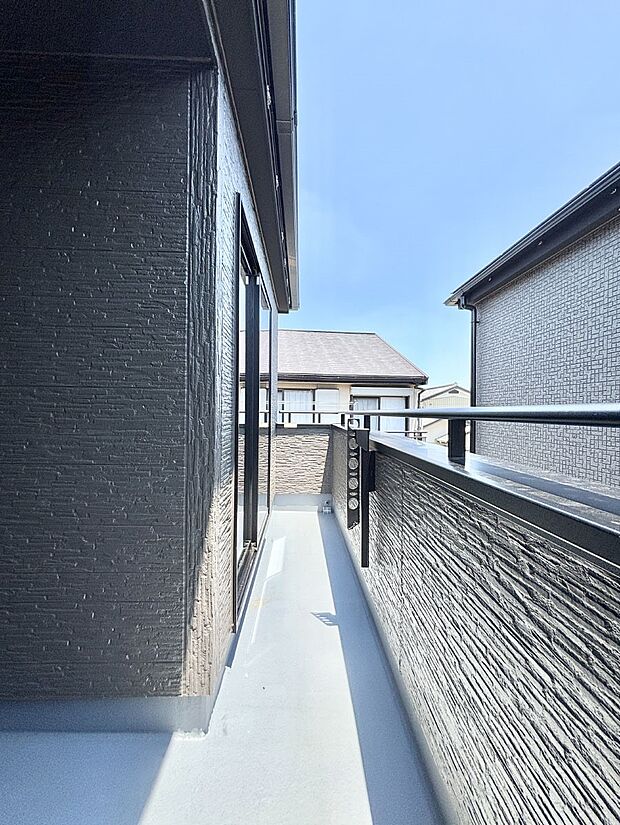 南向きのバルコニー！ご家族の洗濯物はもちろん、お布団もたっぷり干せます！