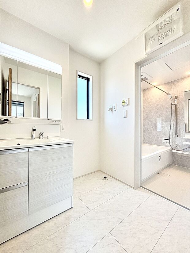 清潔感のある快適空間です。毎日の身支度も気持ち良くお使い頂けます。 