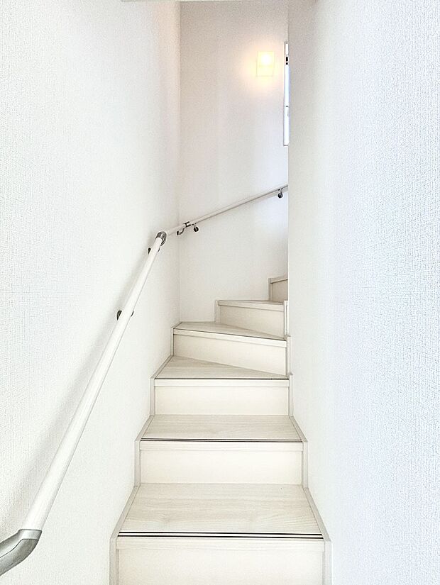 安全性を考慮し階段には手すりを設置しています