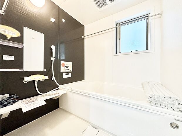 一日の疲れを癒してくれる明るい清潔感のあるバスルーム  