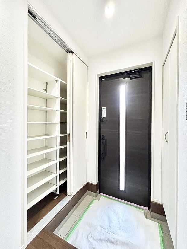 天井まである玄関収納で、家族全員の靴もすっきり収納！ 