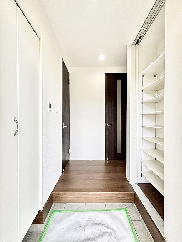 家族の帰宅やお客様をあたたかく迎える玄関。  