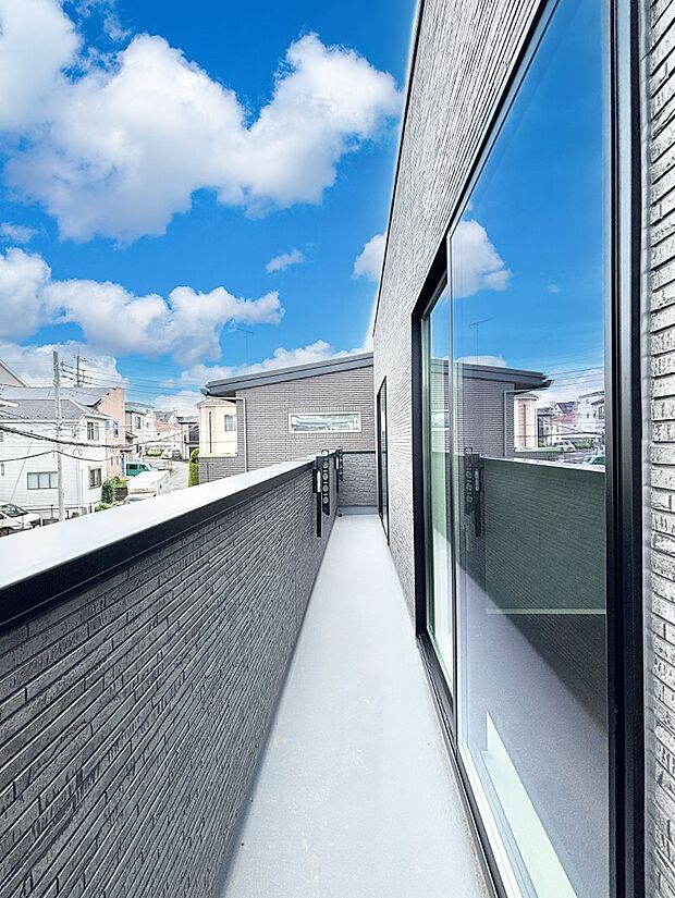 ゆったりバルコニーだから沢山お洗濯ものを干せます。