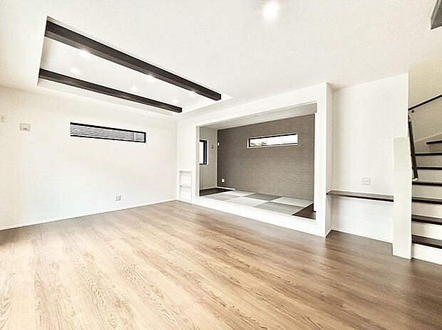 折り上げ天井はは立体的な奥行きがあるので、天井が広く見えて開放的な空間を演出できます。  