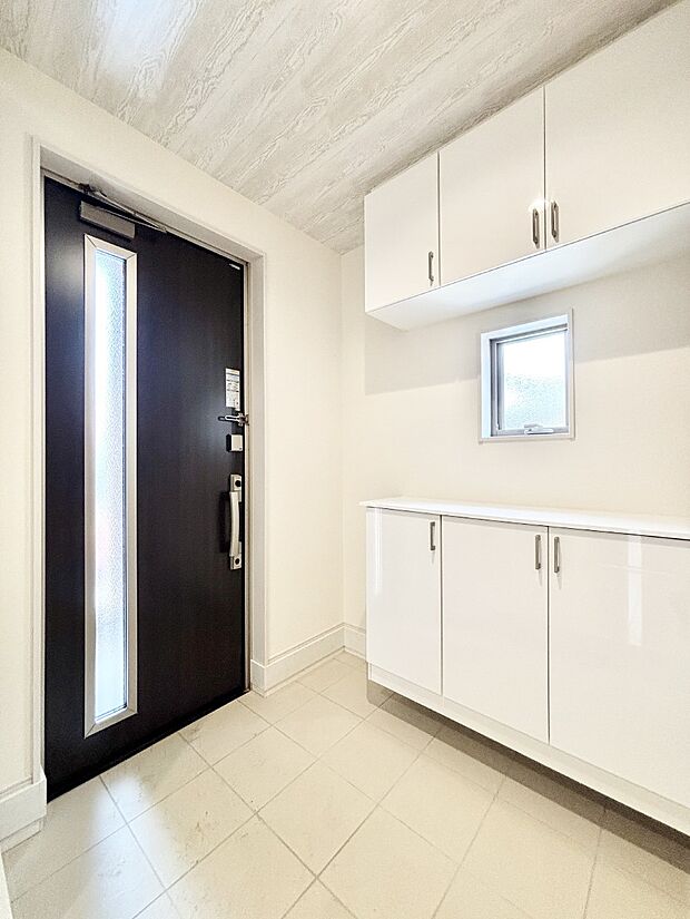 飾り棚を利用して、お越しいただくお客様をおもてなしできます。