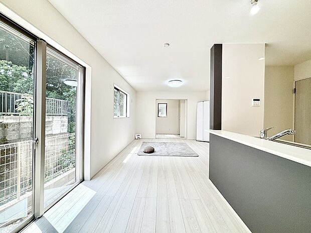 明るい陽光が注ぎ、寛ぎの雰囲気に満たされるリビング・ダイニング。