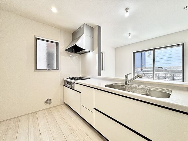 爽やかな風が通り抜けるキッチン。窓があるので明るく換気にも役立ちます。    