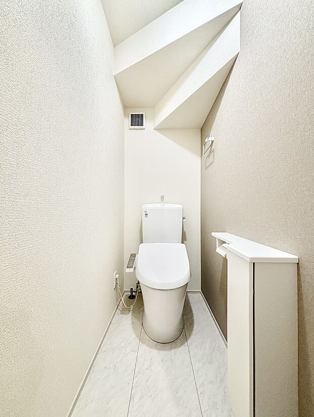 明るく清潔感のあるトイレです。