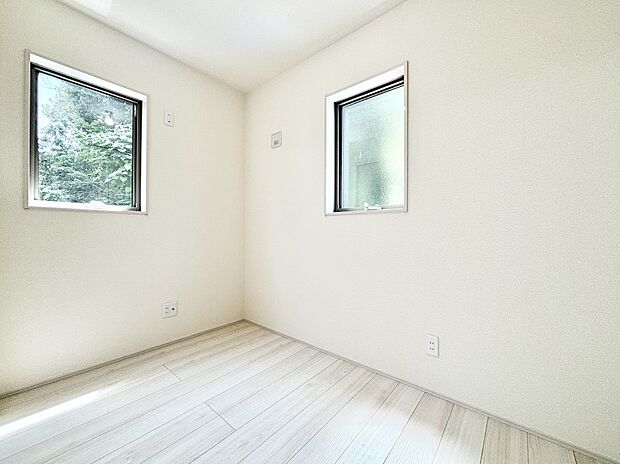 リビングの隣にある洋室。扉を開放して広く利用することも可能です。  