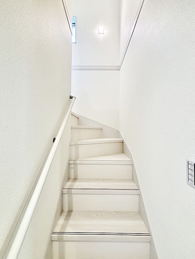 安全性を考慮し階段には手すりを設置しています