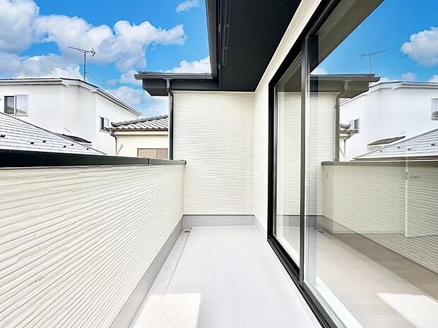 ゆったりバルコニーだから沢山お洗濯ものを干せます。