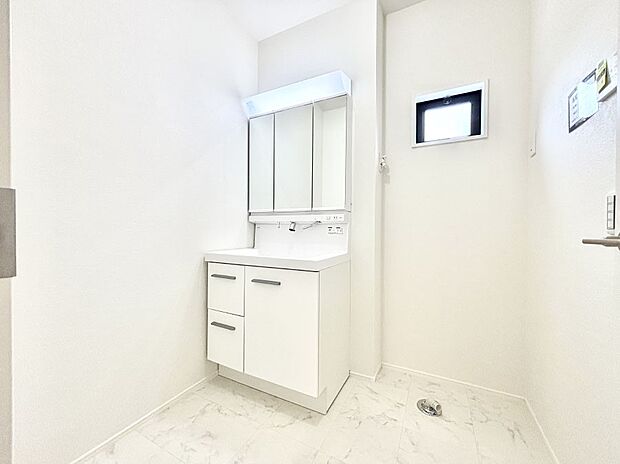 明るい洗面所は毎朝の身支度も楽しくできちゃいそうです。