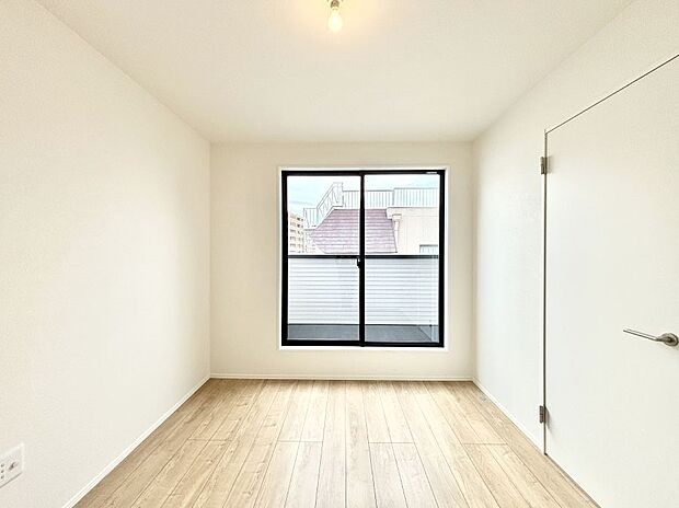 明るいバルコニーサイドに洋室を設置。目覚めの良い寝室に。