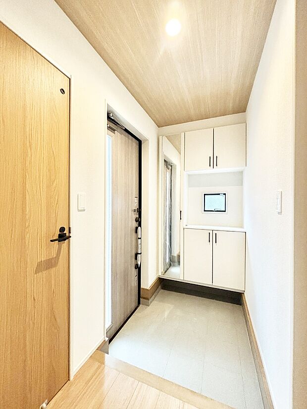 下駄箱はご家族の写真や季節のインテリアで飾り棚として演出できます