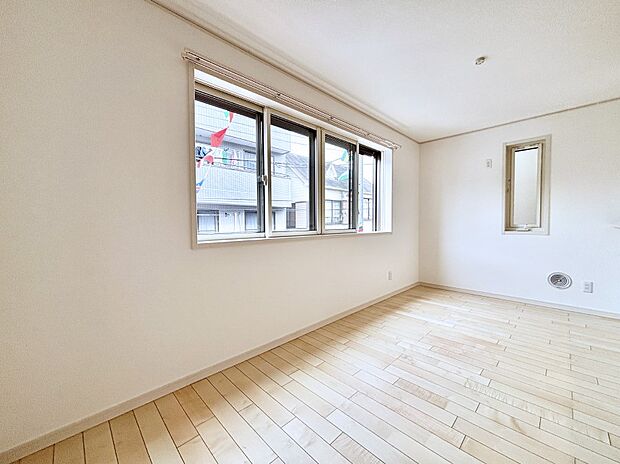 ご家族の賑やかな話し声で包まれる明るいリビング