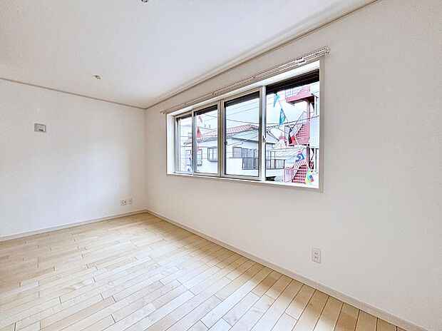 明るい陽光が注ぎ、寛ぎの雰囲気に満たされるリビング・ダイニング。 