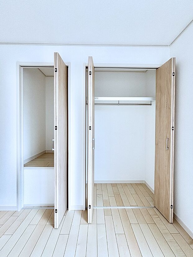 洋室のクローゼット。奥行きがあるので厚手の衣類もすっきり収まります。