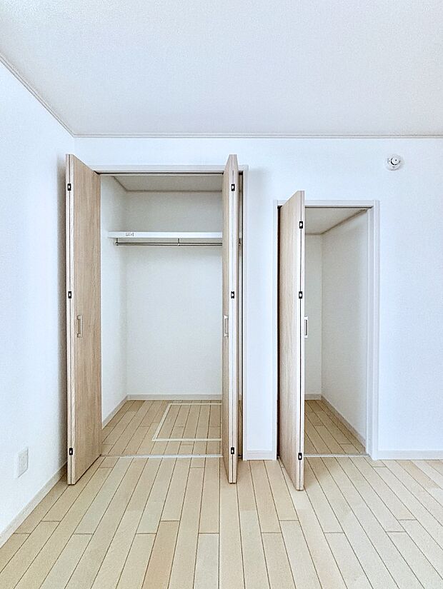 洋室のクローゼット。奥行きがあるので厚手の衣類もすっきり収まります。