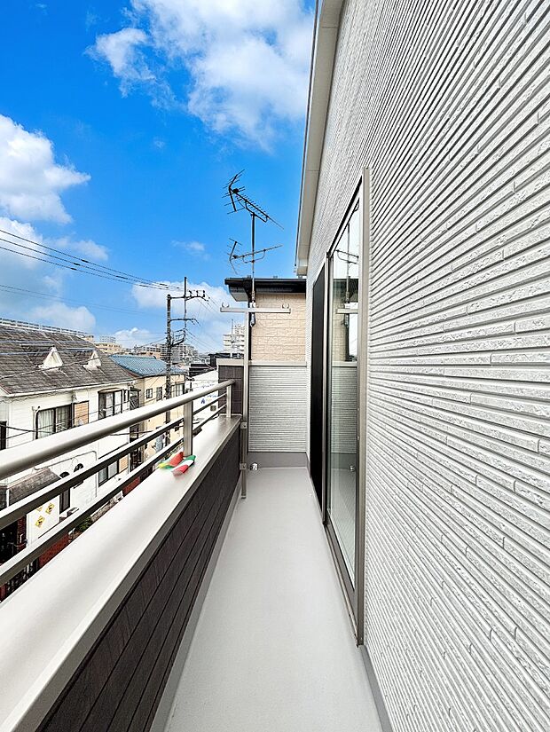 ゆったりバルコニーだから沢山お洗濯ものを干せます。