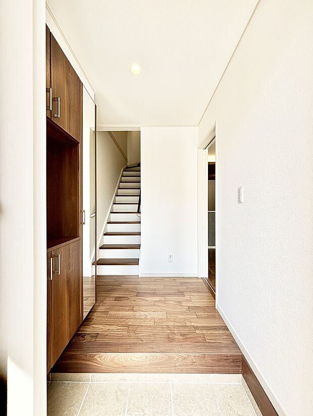 明るい玄関はお客様をお出迎えするのにぴったりです!