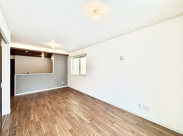 キッチンカウンターのアクセントクロスがお洒落なリビング。