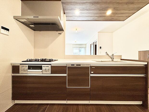 リビングを見渡せる人気のカウンターキッチン。 家族を見守りながら家事をすることができます。